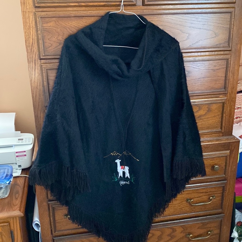 Beautiful black cape from Perú. One-size-fits-all pictures do not do it justice!